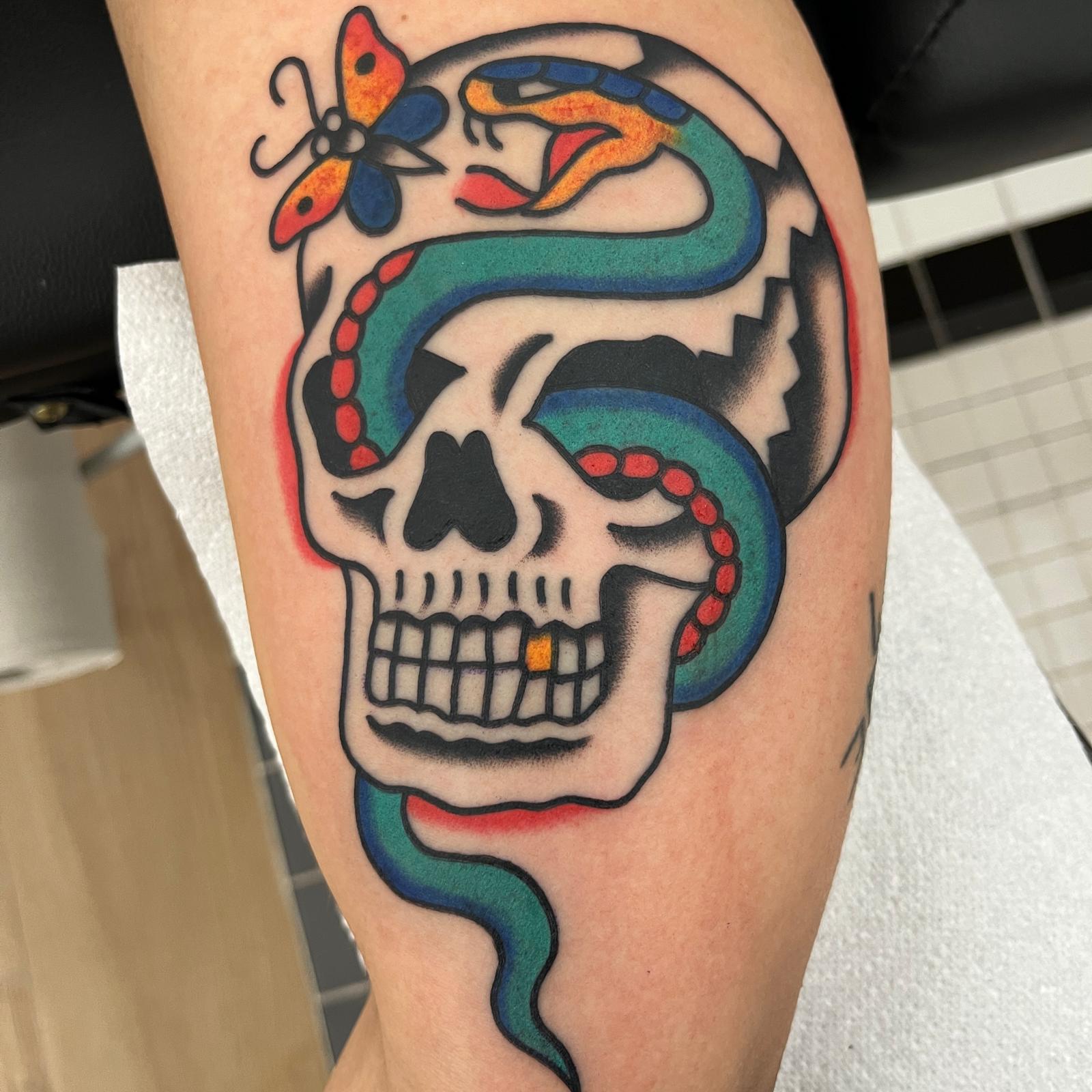 Tatuaje de calavera con serpiente