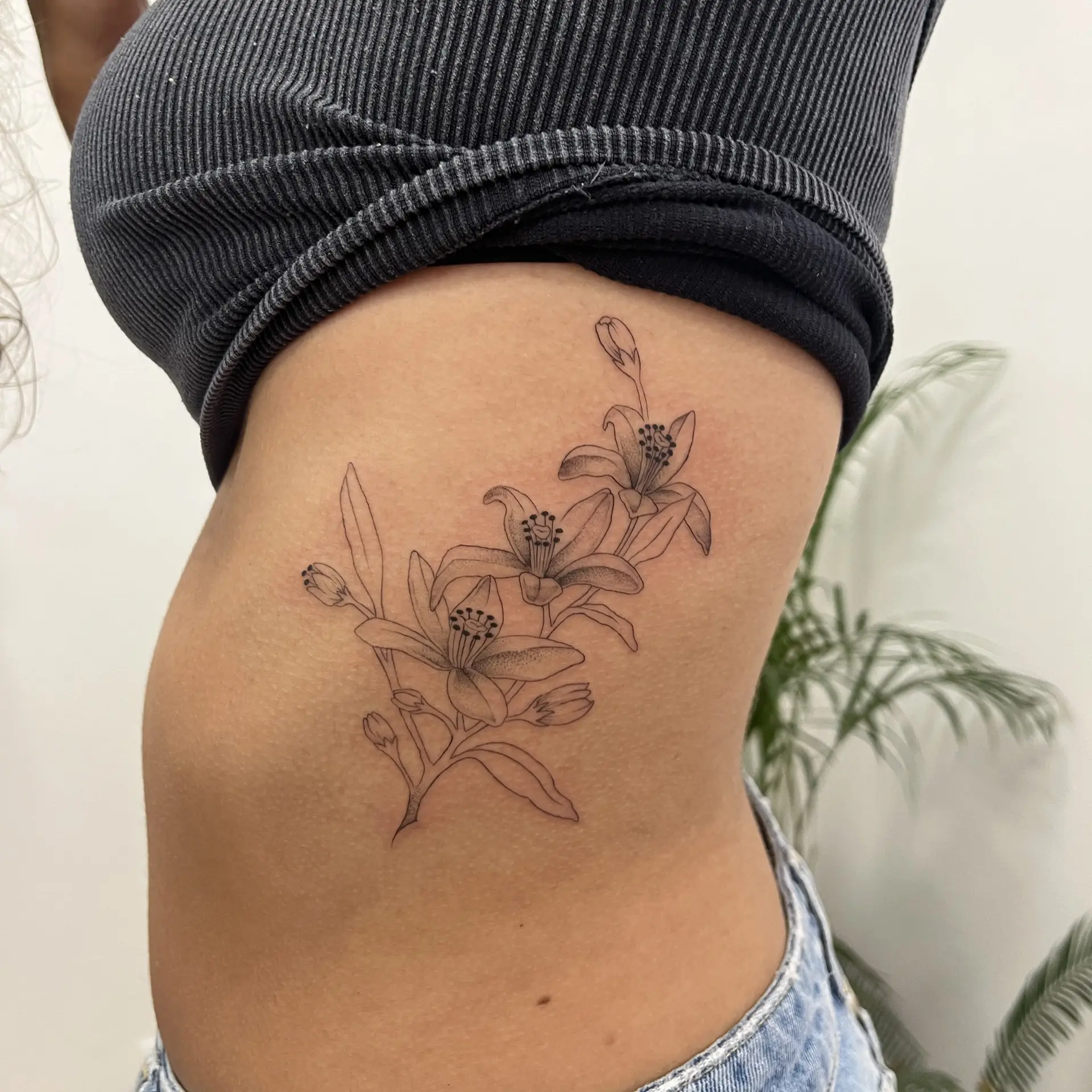 Tatuaje delicado de flores